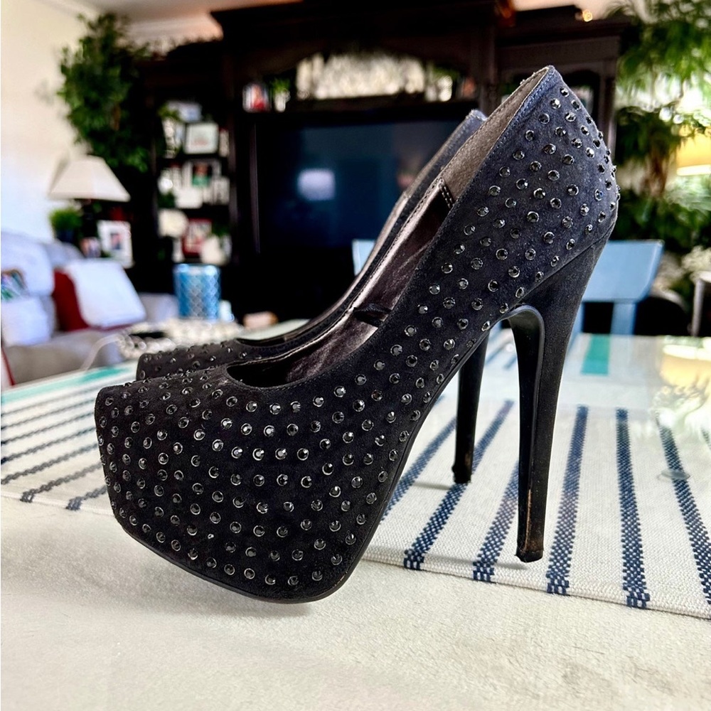 FOREVER 21 BLACK SUEDE HEELS SIZE 7
